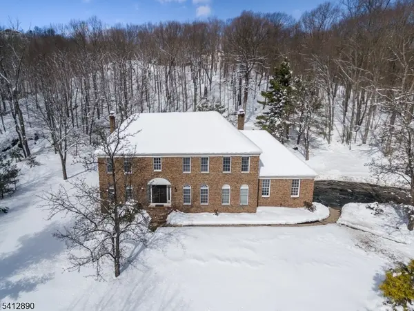 11 Clearwater Dr, Kinnelon Boro, NJ 07405