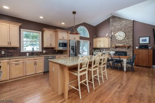 11 Clearwater Dr, Kinnelon Boro, NJ 07405