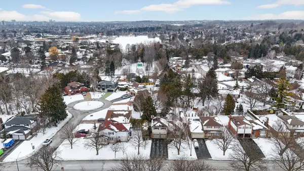 946 Beaufort CT, Oshawa, ON L1G 7J8