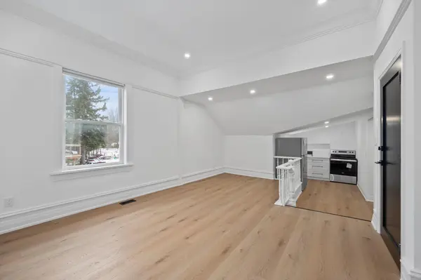 852 Simcoe ST N #3, Oshawa, ON L1G 4V8