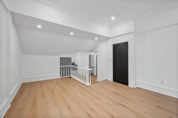 852 Simcoe ST N #3, Oshawa, ON L1G 4V8