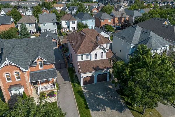 69 Matthewson PL, Whitby, ON L1M 1H4