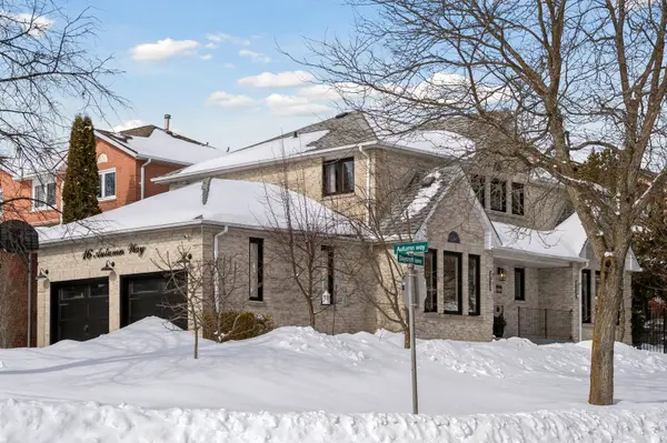 16 Autumn WAY, Aurora, ON L4G 4P1