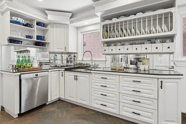 16 Autumn WAY, Aurora, ON L4G 4P1