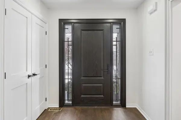 16 Autumn WAY, Aurora, ON L4G 4P1