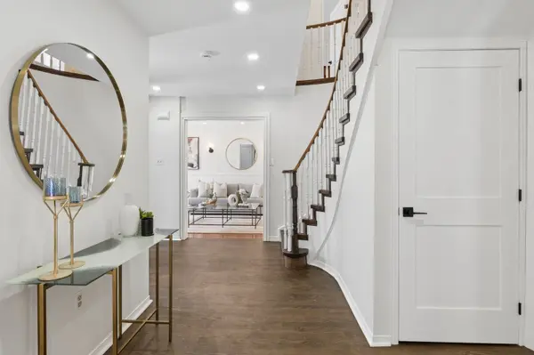 16 Autumn WAY, Aurora, ON L4G 4P1