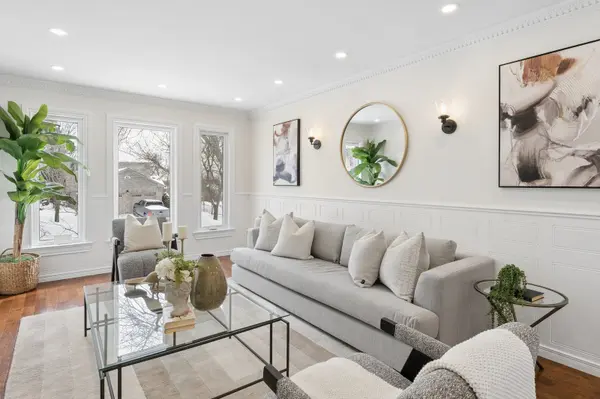 16 Autumn WAY, Aurora, ON L4G 4P1