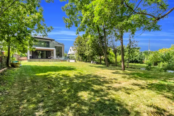 9 Earl ST, Mississauga, ON L5M 1N6