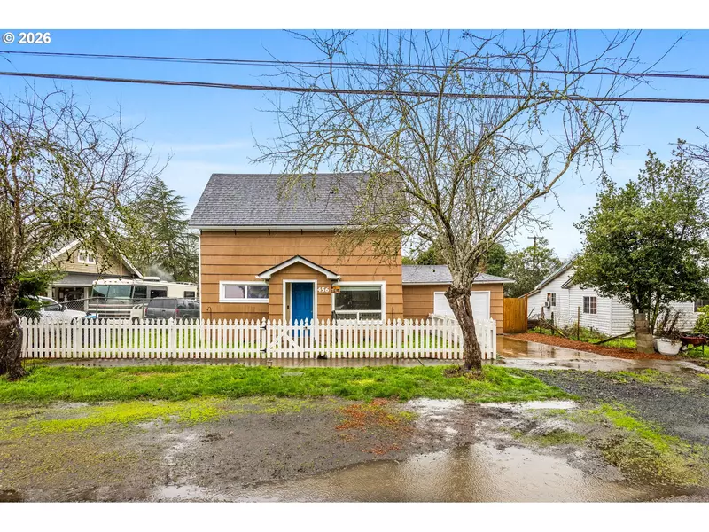 456 Log Cabin ST, Independence, OR 97351