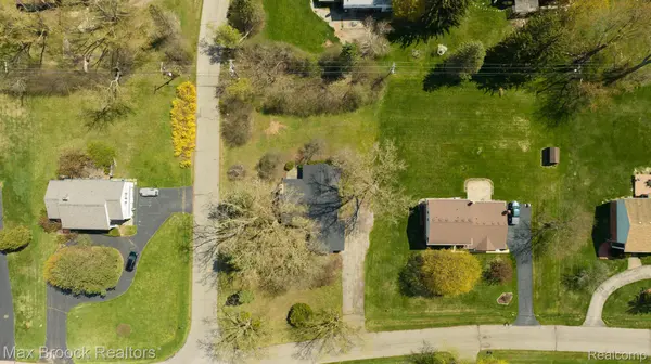 6207 NICHOLAS DR, West Bloomfield Charter Township, MI 48322