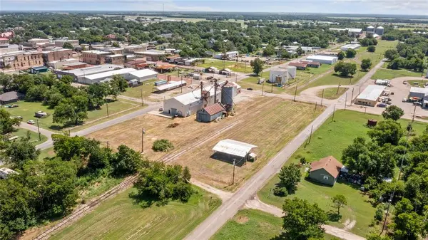 151 S 5th Street, Honey Grove, TX 75446