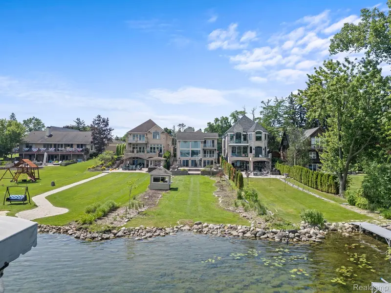 2380 WALNUT LAKE RD, West Bloomfield Charter Township, MI 48323