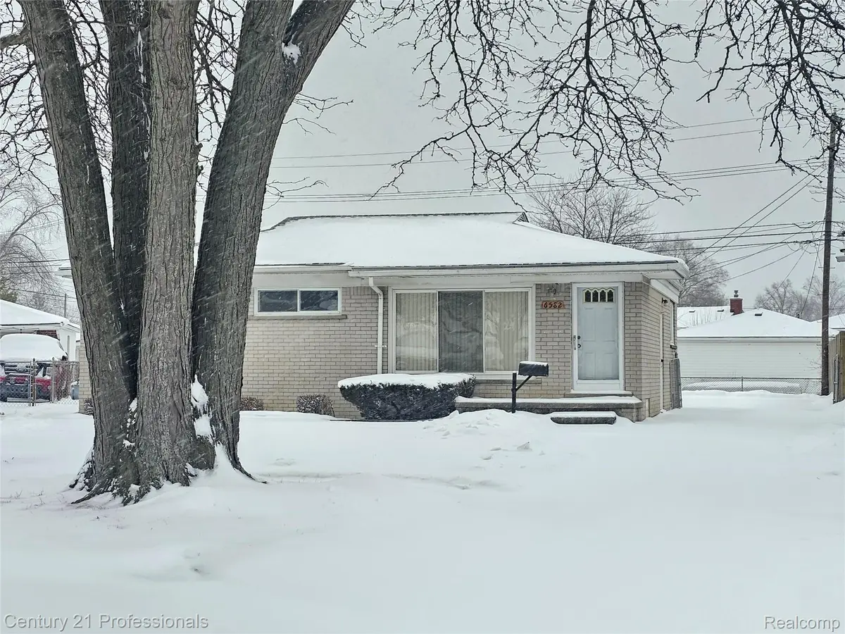 6582 Sterling CT, Garden City, MI 48135