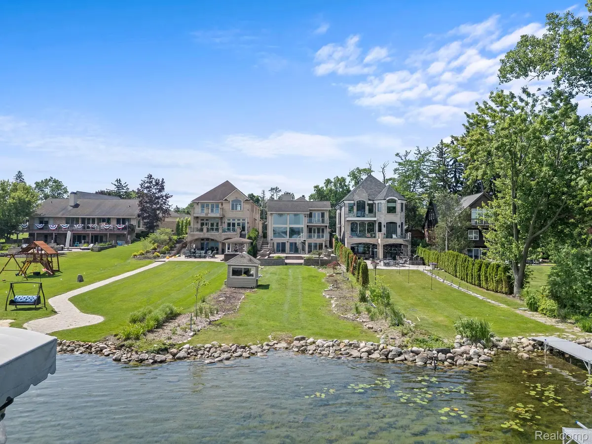 2380 WALNUT LAKE RD, West Bloomfield Charter Township, MI 48323