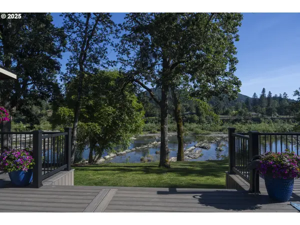 418 RIVERSHORE DR, Roseburg, OR 97470