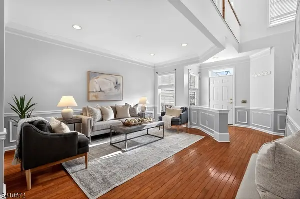 4 Generals Ln, Totowa Boro, NJ 07512