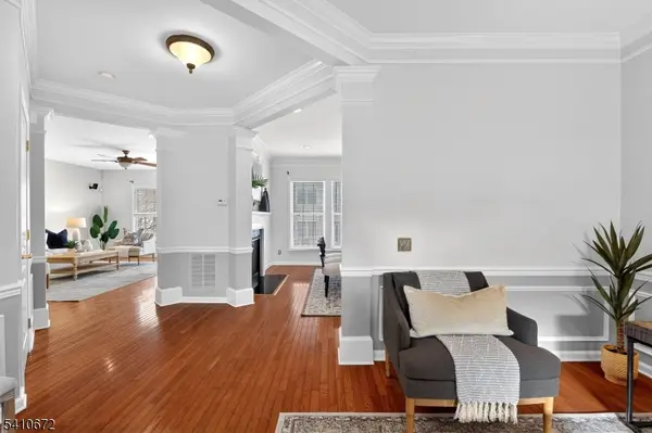 4 Generals Ln, Totowa Boro, NJ 07512