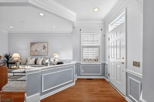 4 Generals Ln, Totowa Boro, NJ 07512