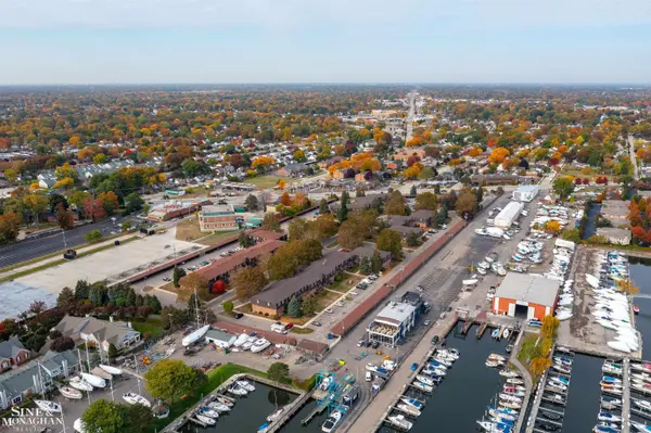 404 RIVIERA TERRACE DR, St Clair Shores, MI 48080