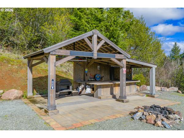 1561 N LAUREL ST, Coquille, OR 97423