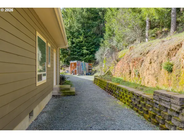 1561 N LAUREL ST, Coquille, OR 97423