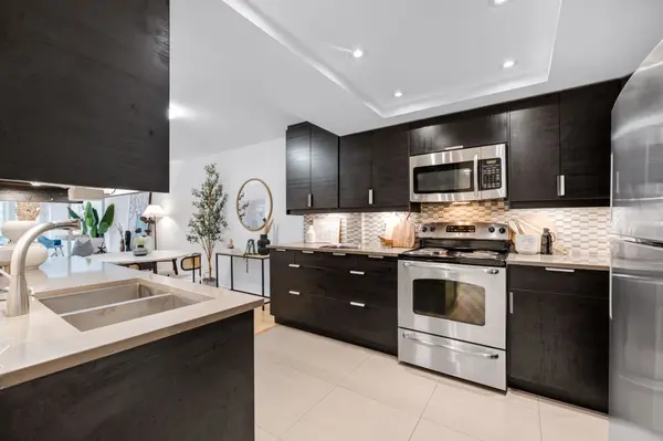 33 University AVE #1702, Toronto C01, ON M5J 2S7