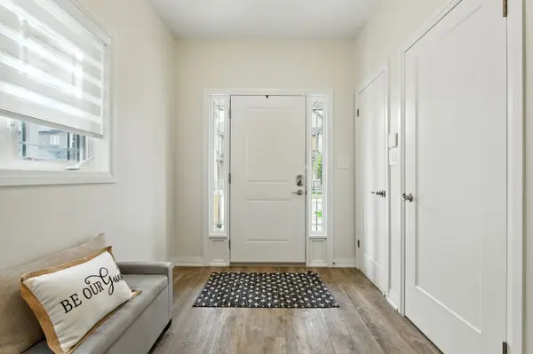 9 Laguna Village CRES, Hamilton, ON L0R 1P0