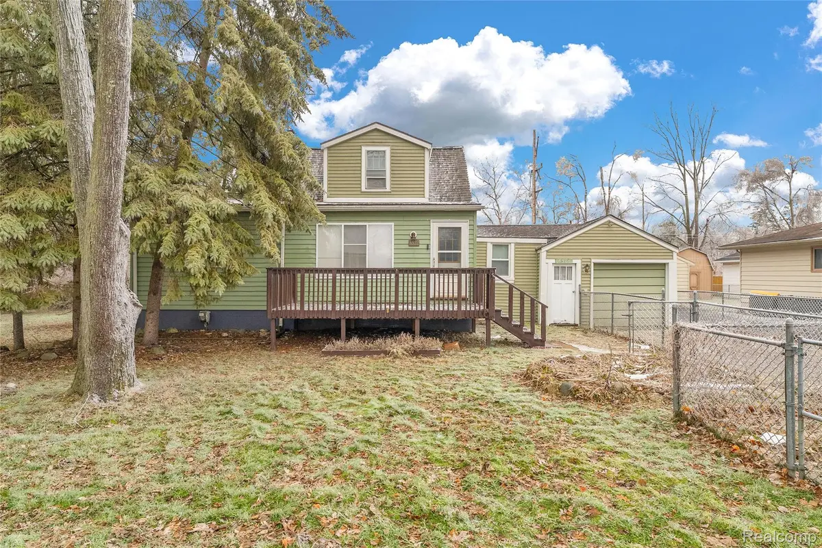 6522 Saline DR, Waterford Charter Township, MI 48329