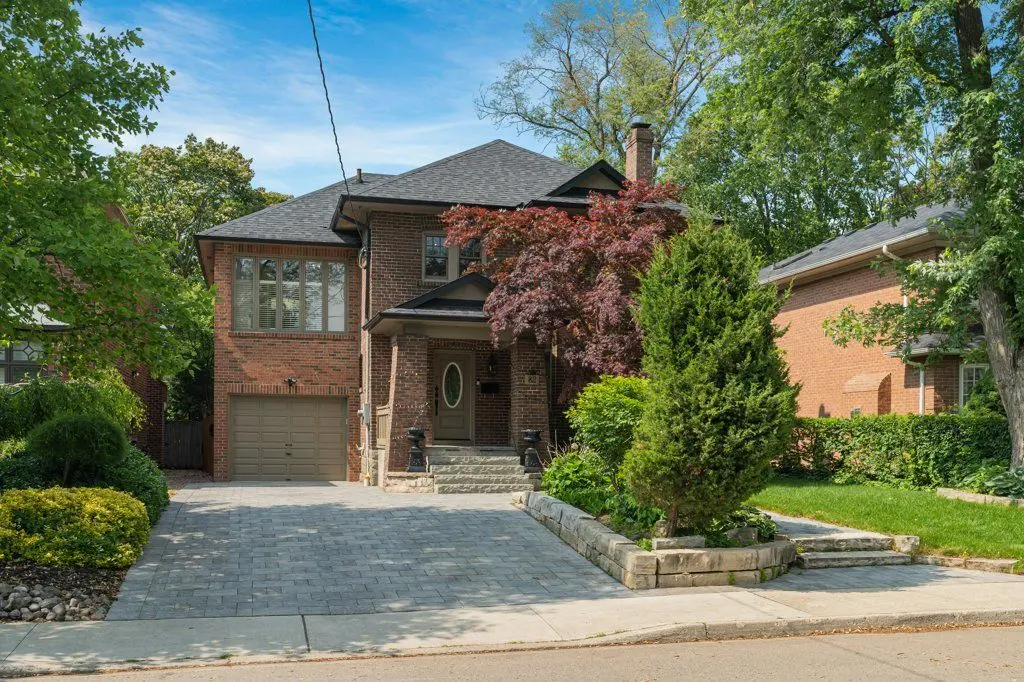 82 Brooke AVE, Toronto C04, ON M5M 2J9
