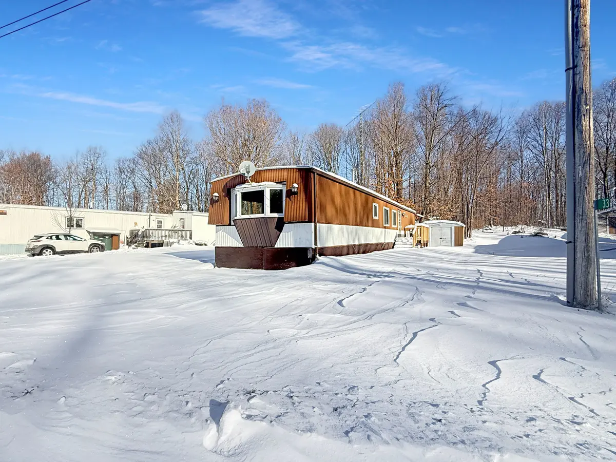 33 Julie LN, Horton, ON K7V 3Z4