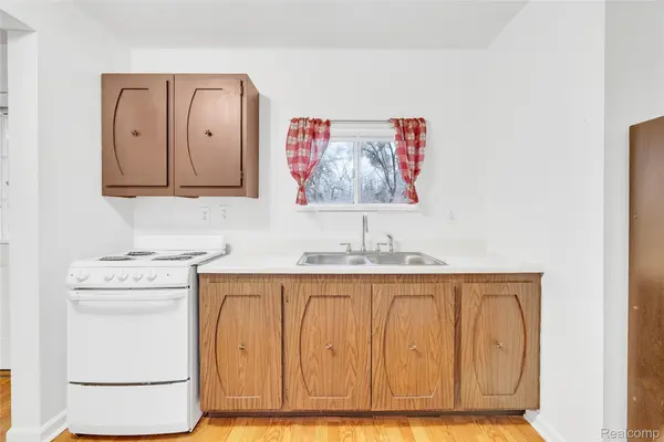 6522 Saline DR, Waterford Charter Township, MI 48329