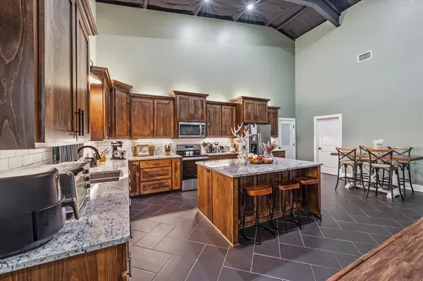 1000 W Main Street, Chandler, TX 75758