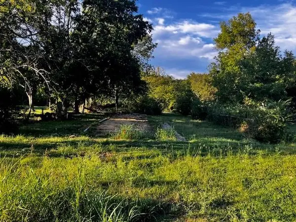 1013 W College, Clarksville, TX 75426