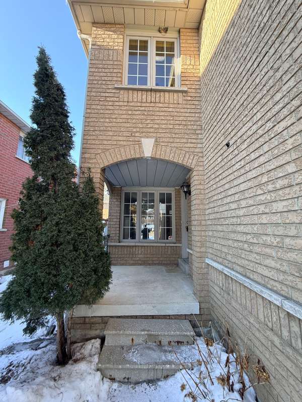 137 Pressed Brick DR, Brampton, ON L6V 4K5