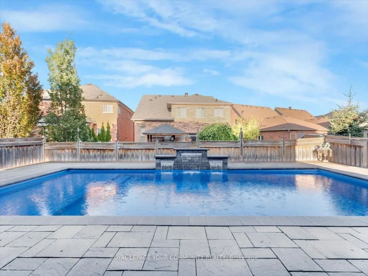 9 Heaney CT, Aurora, ON L4G 0J7