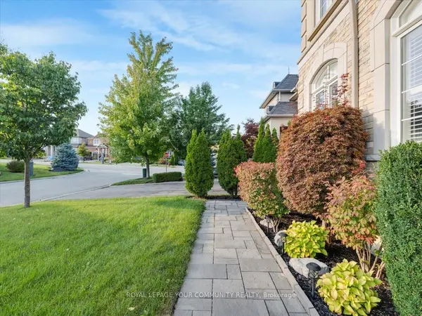 9 Heaney CT, Aurora, ON L4G 0J7