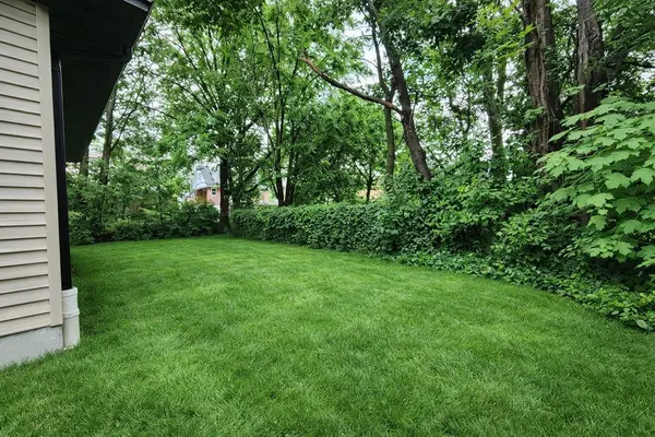 120 Dundonald ST #Gdn Ste, Barrie, ON L4M 3T6