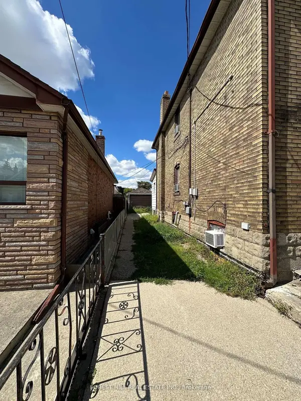 666 Jane ST, Toronto W03, ON M6N 4A7