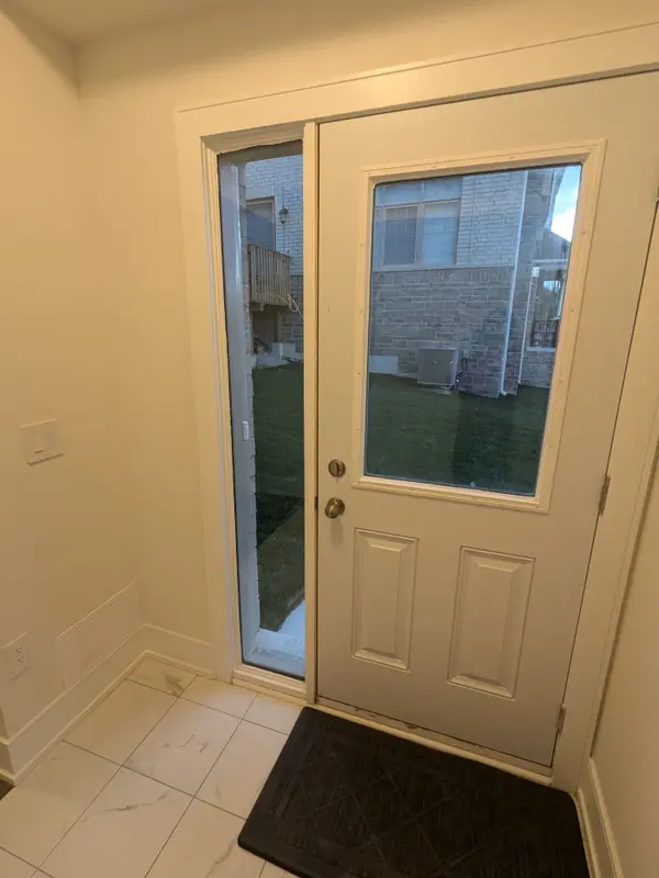 193 Rowe ST #Bsmt, Bradford West Gwillimbury, ON L3Z 4N2