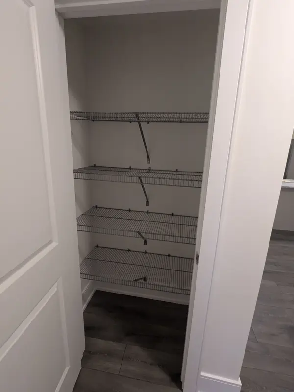 193 Rowe ST #Bsmt, Bradford West Gwillimbury, ON L3Z 4N2