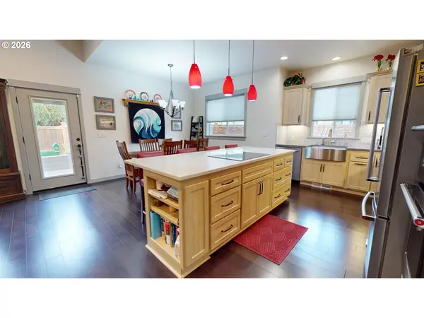 1074 HAMILTON ST, Springfield, OR 97477