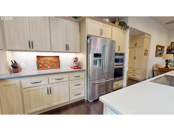 1074 HAMILTON ST, Springfield, OR 97477