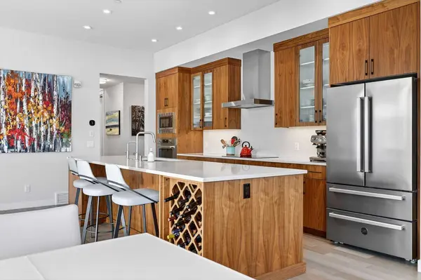 21 Lebel CRES NW #402, Calgary, AB T2Y 0L1