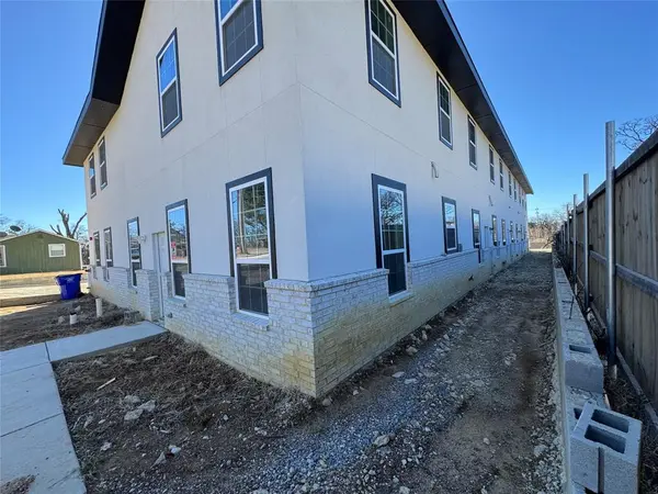 6800 Oak Crest Drive W, Kennedale, TX 76140