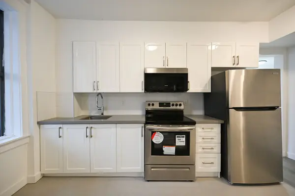 1A Leonard AVE #2, Toronto C01, ON M5T 2P8