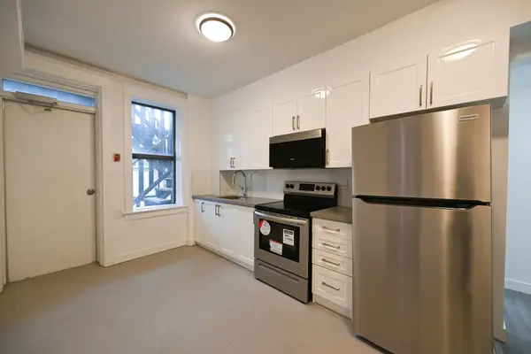 1A Leonard AVE #2, Toronto C01, ON M5T 2P8