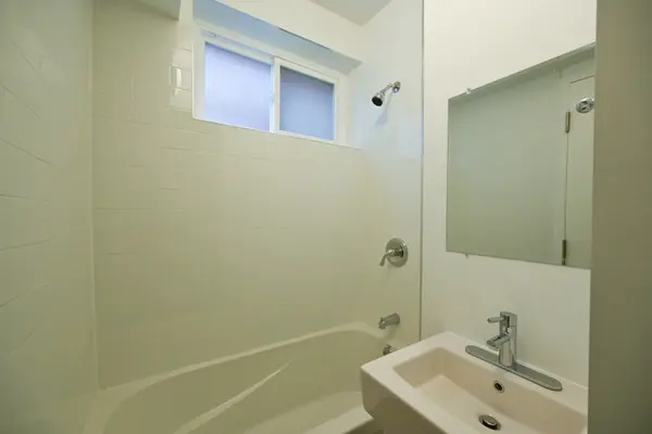 1A Leonard AVE #2, Toronto C01, ON M5T 2P8