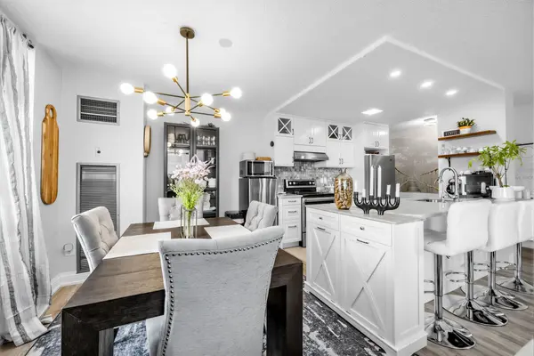 3 Hickory Tree RD #908, Toronto W04, ON M9N 3W5