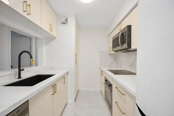 1055 Bay ST #712, Toronto C01, ON M5S 3A3