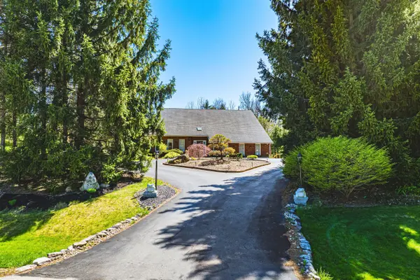 6 Iris CT, Hamilton, ON L0R 1H3